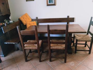 tavolo con panca e sedie