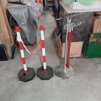 Pali/barriere di delimitazione.
Quelle bianco ross
