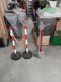 Pali/barriere di delimitazione.
Quelle bianco ross