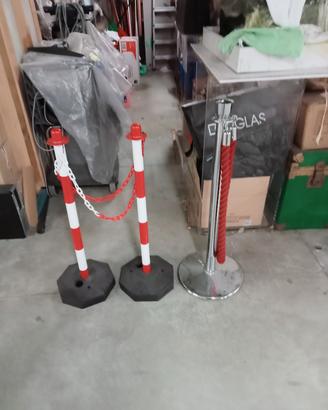 Pali/barriere di delimitazione.
Quelle bianco ross
