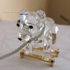 Swarovski cane al guinzaglio orso su ruote