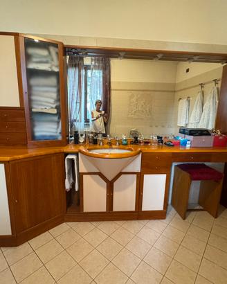Mobile bagno in legno e ante color rosa cipria