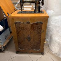 Singer a pedale vintage con mobile originale