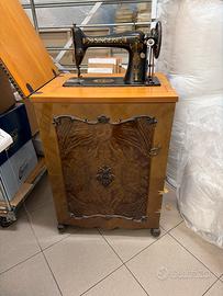 Singer a pedale vintage con mobile originale