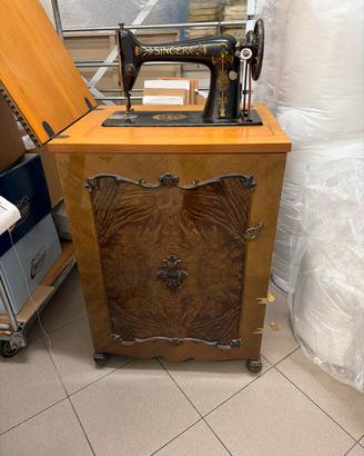 Singer a pedale vintage con mobile originale