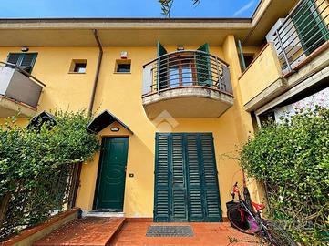 VILLA A SCHIERA A MONTELUPO FIORENTINO
