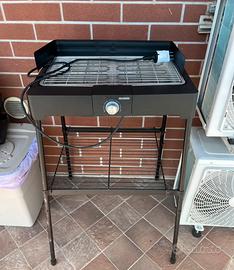 Barbecue elettrico con supporto.