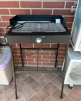 Barbecue elettrico con supporto.