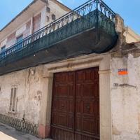 Casa mondragone in centro doppia entrata giardino