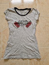 Maglietta stampata grigia con bordi neri

