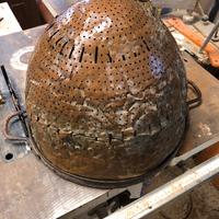 Vecchio scolapasta in rame