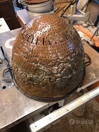 Vecchio scolapasta in rame