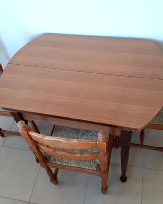 Tavolo con 4 sedie vecchio stile