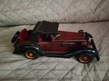 Modellino auto d'epoca in legno intagliato a mano
