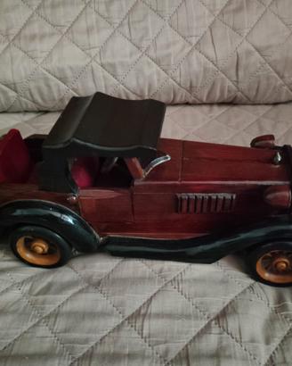 Modellino auto d'epoca in legno intagliato a mano