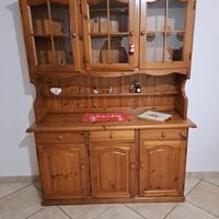 Arredo per taverna con comò tavolo panca sedie