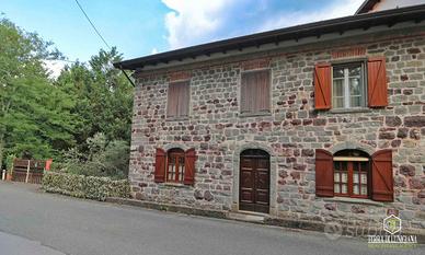 Molinello di Pontremoli (MS) casa con taverna