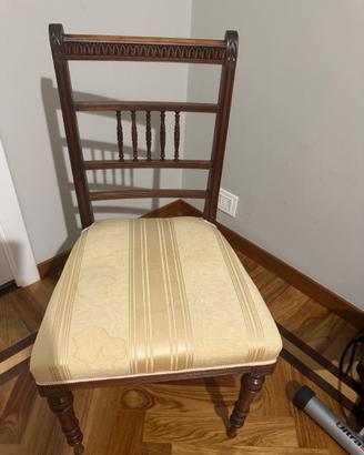 Sedia classica in legno intagliato,seduta imbottit