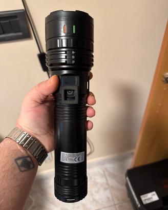 Torcia a led  fino a 300 metri di distanza