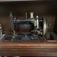 Macchina cucire antica su legno intarsiato