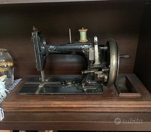Macchina cucire antica su legno intarsiato