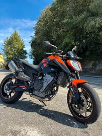 Duke 890