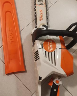 Motosega Stihl a base di batteria 