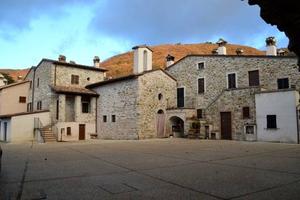 COMPLESO IMMOBILIARE CON TERRENO A VALTOPINA