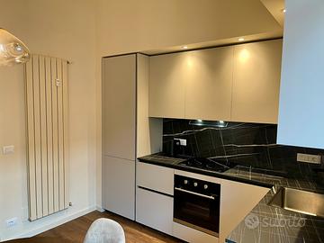 Ampia luminosa stanza con balcone