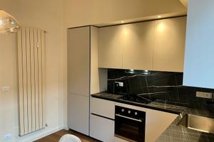 Ampia luminosa stanza con balcone