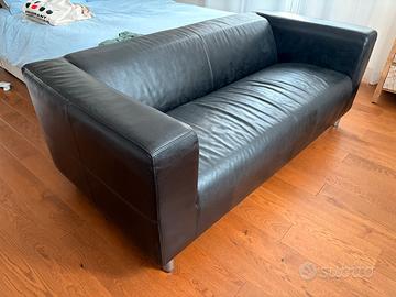 Divano 2 posti ecopelle marca IKEA modello Klippan