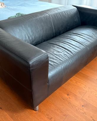 Divano 2 posti ecopelle marca IKEA modello Klippan