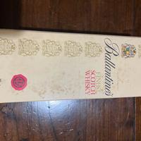 Bottiglia whisky a marchio Ballantine