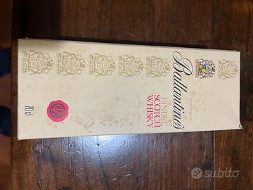 Bottiglia whisky a marchio Ballantine