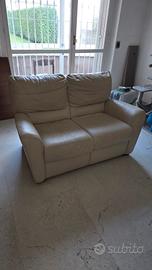 Divano 2 posti ecopelle crema - prezzo trattabile 