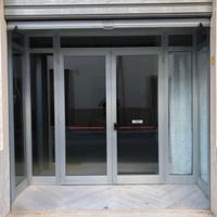 Vetrina con maniglione antipanico