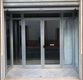 Vetrina con maniglione antipanico