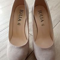 Scarpe con tacco alto e zeppa.