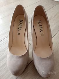 Scarpe con tacco alto e zeppa.