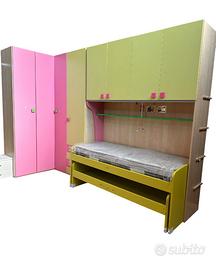 Cameretta angolare verde/rosa