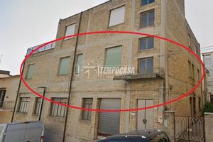 LABORATORIO PRIMO PIANO CON GARAGE