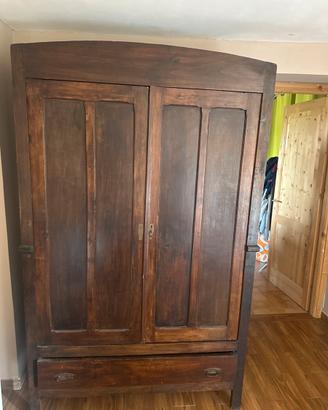 Guardaroba in legno con cassettone e ripiani