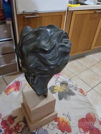 Dea bendata in bronzo con base in marmo bianco ì