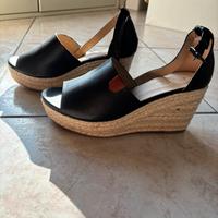 Scarpe in eco pelle mai utilizzate