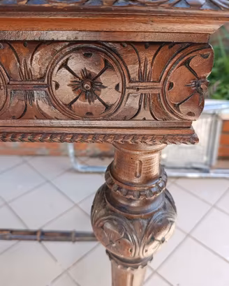 Tavolo pregiato  intagliato XIX secolo
