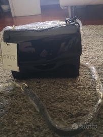 Borsa in vernice nera con inserti giallo/rossi