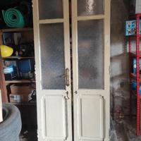 vecchia porta di legno e vetro 