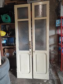 vecchia porta di legno e vetro 