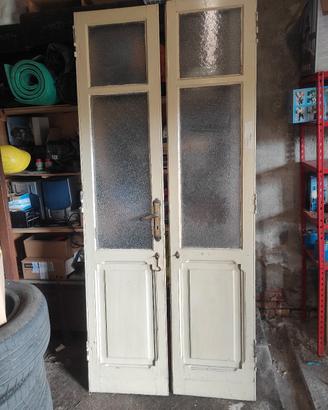 vecchia porta di legno e vetro 