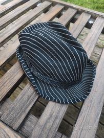cappello nero e bianco 58